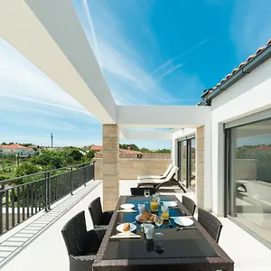 https://villa-mirakul-vir.hotelinzadar.com